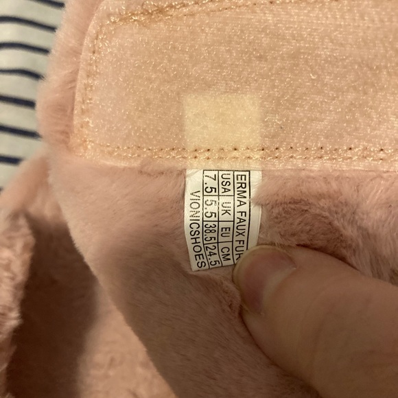 Vionic Indoor Slippers. Size 7.5 - Picture 6 of 6